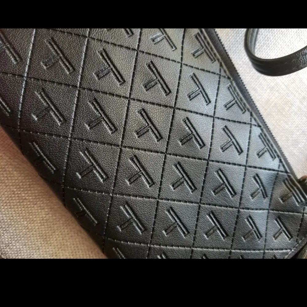 *NWT* Tahari Wristlet/Crossbody